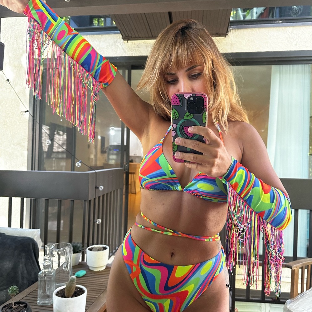 Bikini and a Rave clothes - Picture 2 of 3